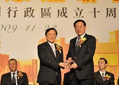 向全國(guó)僑聯(lián)林軍主席致送紀(jì)念品