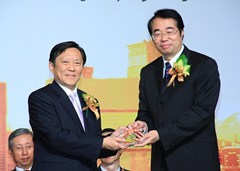向國(guó)務(wù)院僑辦許又聲副主任致送紀(jì)念品