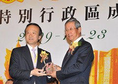 向外交部駐澳特派員公署盧樹(shù)民特派員致送紀(jì)念品