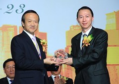 向中國(guó)僑聯(lián)董中原副主席致送紀(jì)念品