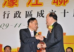 向全國(guó)人大常委賀一誠(chéng)致送紀(jì)念品
