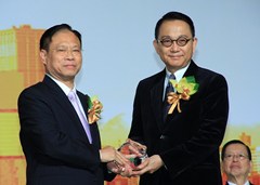 向全國(guó)政協(xié)常委楊俊文致送紀(jì)念品