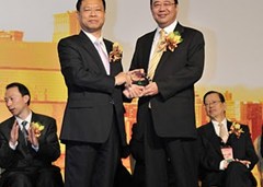 向全國(guó)政協(xié)常委廖雲(yún)致送紀(jì)念品