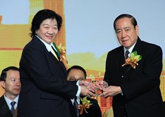 向中華總商會(huì)理事長(zhǎng)許世元致送紀(jì)念品