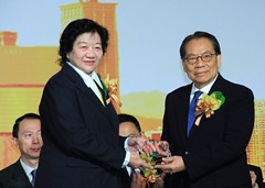 向澳門(mén)基金會(huì)吳榮恪主席致送紀(jì)念品
