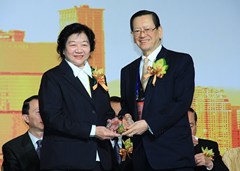 向香港僑界社團(tuán)聯(lián)會(huì)創(chuàng)會(huì)會(huì)長(zhǎng)陳有慶致送紀(jì)念品