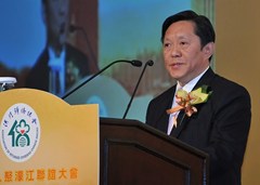 僑總會(huì)長(zhǎng)黎振強(qiáng)致開(kāi)幕詞