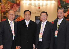 左起：僑總負(fù)責(zé)人黃瓊成、王彬成、勞灼榮、陳炳銓合照