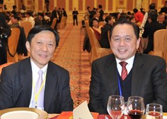 黎振強(qiáng)會長與香港僑界社團(tuán)聯(lián)會會長余國春合影