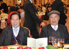 僑總永遠(yuǎn)會長羅少榮(右)與嘉賓合影