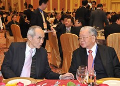 僑總永遠(yuǎn)會長梁仲虯(左)與嘉賓交談