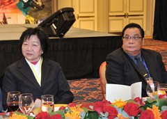 僑總監(jiān)事長康寧英(左)與嘉賓合照