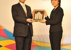 僑總劉藝常務(wù)副會長向文綺華副局長致送紀(jì)念品