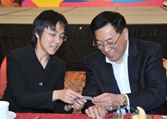 全國僑聯(lián)林軍主席(右)與文副局長交談