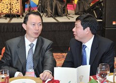 全國僑聯(lián)董中原副主席(左)與中聯(lián)辦協(xié)調(diào)部高其興副部長交談